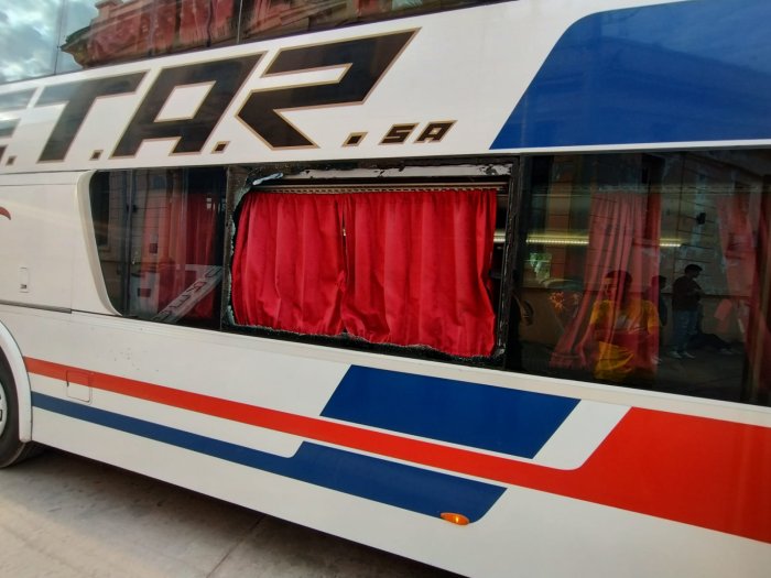 Dañaron un colectivo a la salida de un local bailable de San Cristóbal
