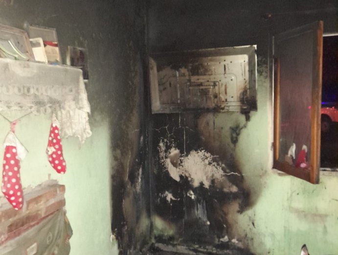 Arbolito de Navidad generó un incendio en una vivienda de Col. San Pedro