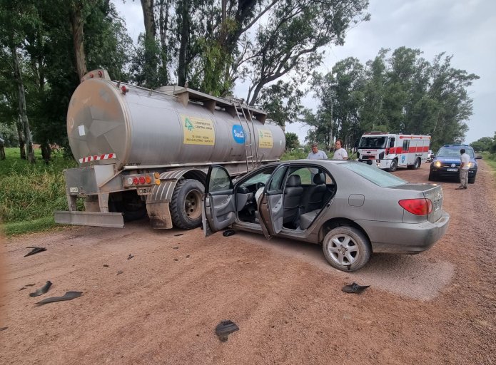 San Guillermo: Mujer chocó con su auto un acoplado