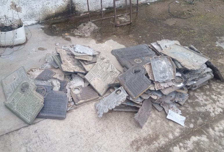 Recuperaron en La Puerta placas robadas en el cementerio de Marull