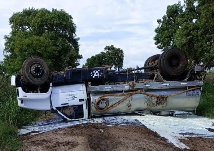 Camión volcó en zona rural de Morteros
