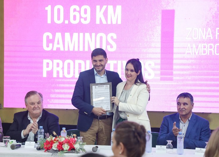 Pullaro en Ambrosetti: Habilitó ripios y firmó convenios viales