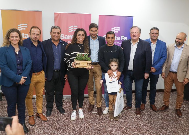 Pullaro en Arrufó: Entregó viviendas y aportes a bibliotecas populares