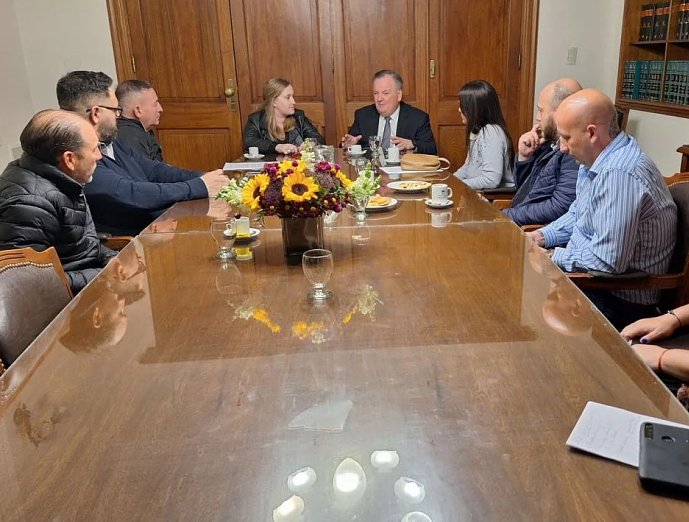 Ambrosetti y el club Ceres Unión firmaron convenios del programa 