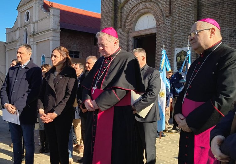 Multitudinaria Peregrinación a María Auxiliadora en Col. Vignaud