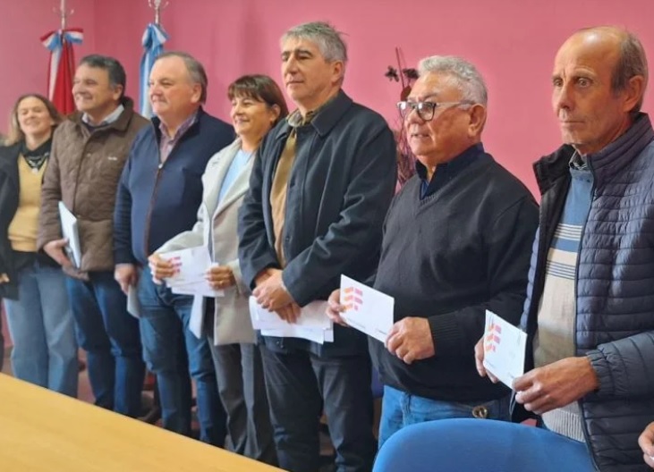 Bastía y Michlig entregaron recursos de Obras Menores a localidades del Departamento