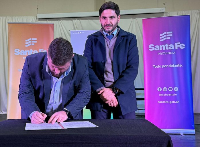 Pullaro firmó convenios para obras en Sunchales y Ataliva
