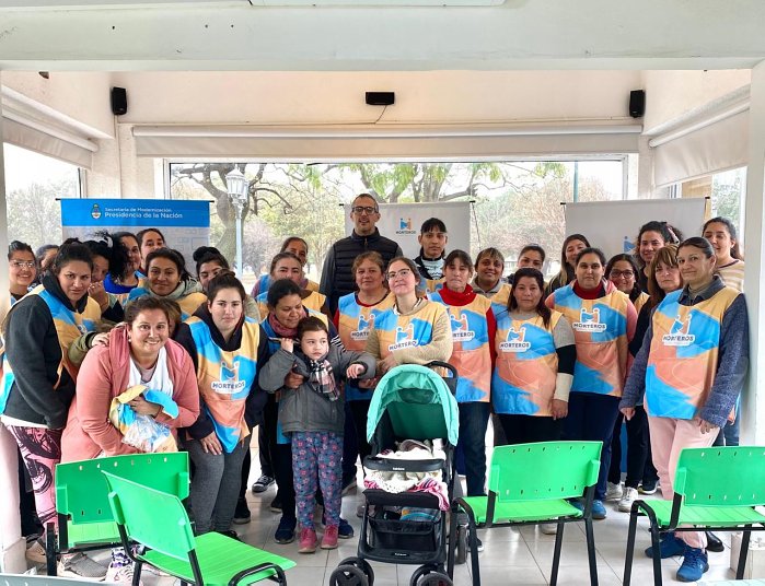 Morteros: Entregaron uniformes a auxiliares escolares y de PAICOR