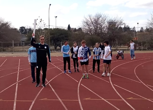 El suardense Franco Pinetti portó la antorcha paralímpica en su paso por Córdoba