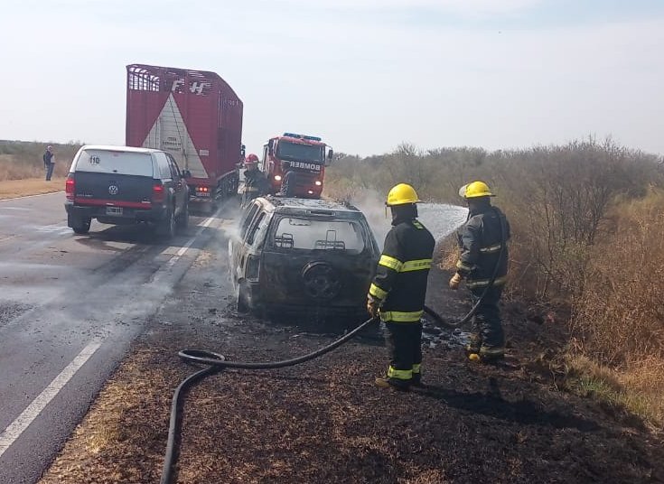 Un auto se incendió en jurisdiccion de Gerónimo Cortéz