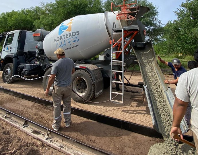 Morteros: El municipio realiza cordón cuneta en calle Sucre