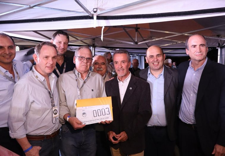 Provincia entregó las primeras chapas patentes a autos antiguos de colección
