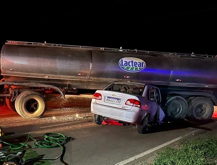 Personas lesionadas al chocar un auto y un camión en jurisdicción de Col. Vignaud