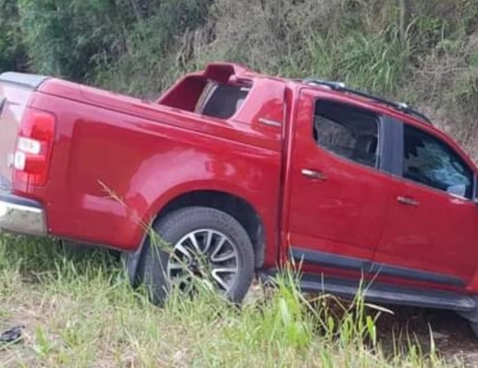 Perdió el control de la camioneta y terminó en un canal
