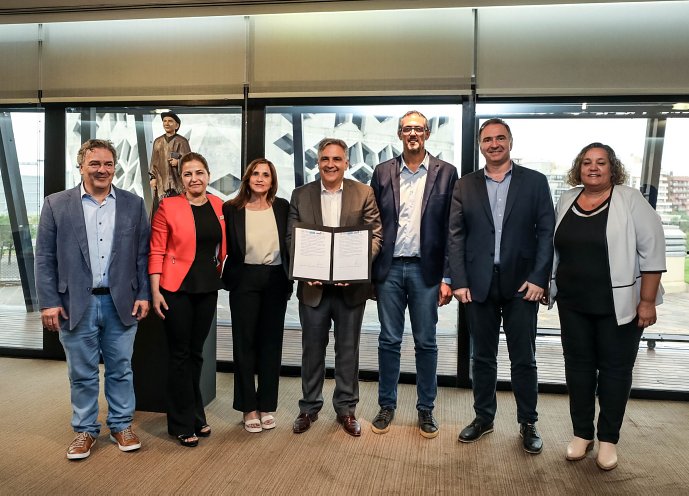 Llaryora firmó el traspaso del Instituto Ezpeleta de Morteros a la Universidad Provincial