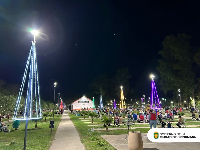 Brinkmann se iluminó con los arbolitos de Navidad