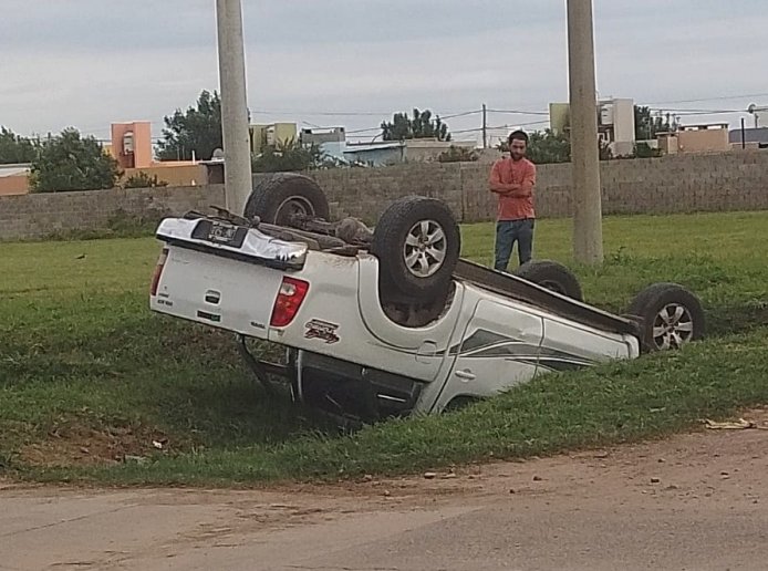 Suardi: Volcó una camioneta en calle Santiago del Estero
