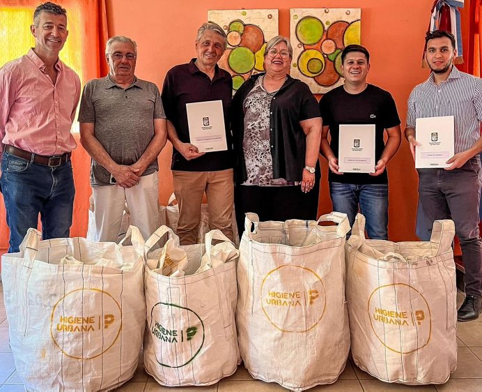 Porteña exporta su modelo de gestión ambiental, llevando 250 ecobolsas al Valle de Paravachasca