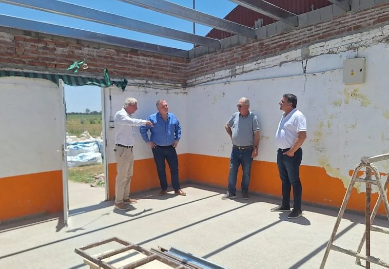 Michlig entregó un aporte a la escuela de Col. Santa Emilia