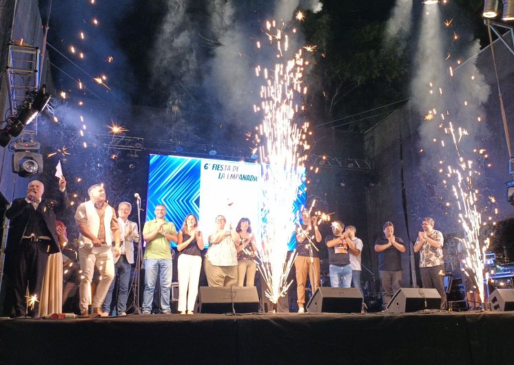 Una multitud en la 6° edición de la Fiesta de la Empanada en Seeber