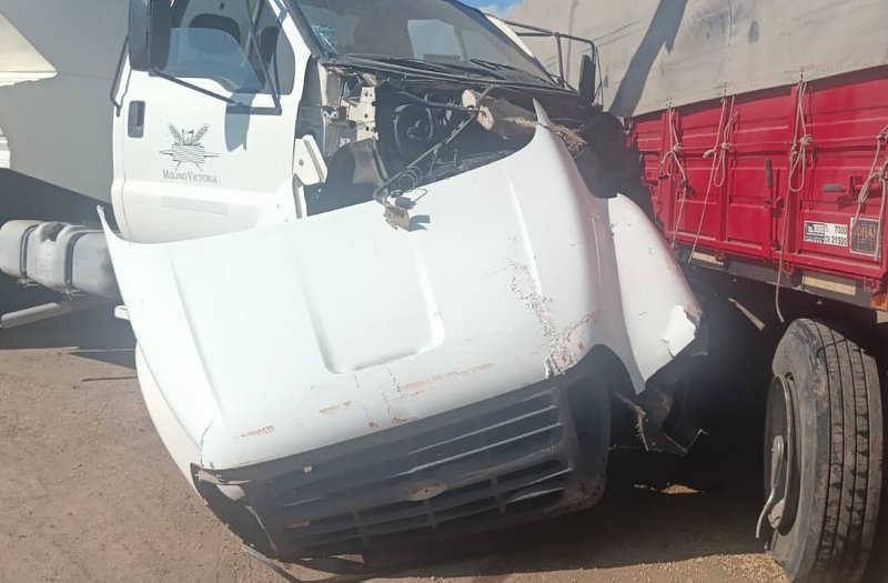 Choque de camiones en zona rural de Freyre