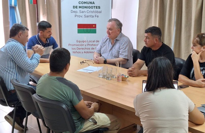 Michlig y González entregaron fondos en Monigotes, Las Palmeras y Curupaity