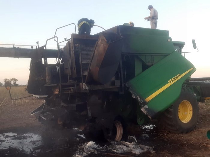 Se quemó una cosechadora en un campo de Col. San Pedro