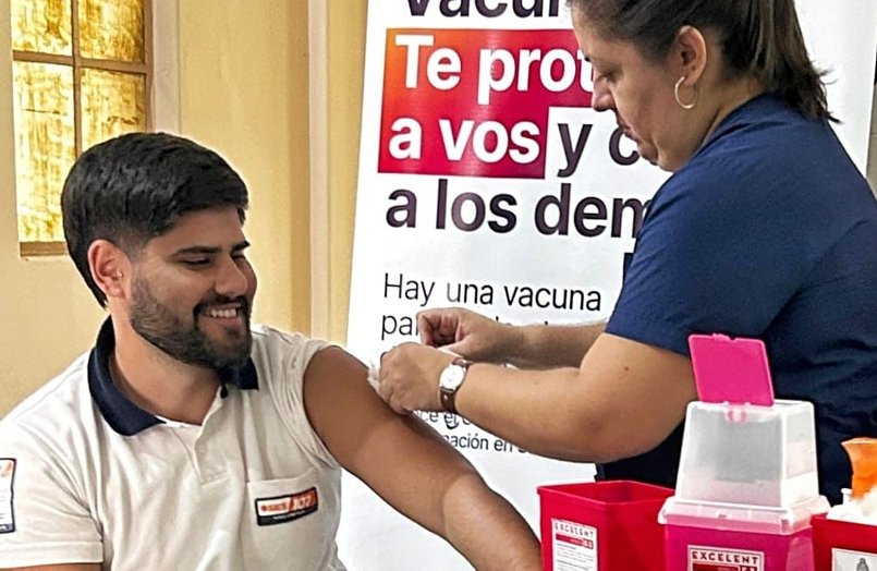 Se inició la campaña antigripal 2025 en la provincia con la vacunación a personal de salud