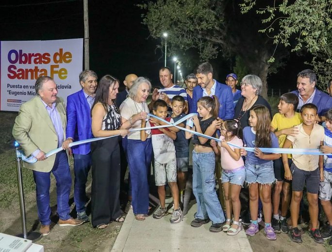 Pullaro inauguró en Ambrosetti la nueva ciclovía y la finalizaión de 11 cuadras pavimento