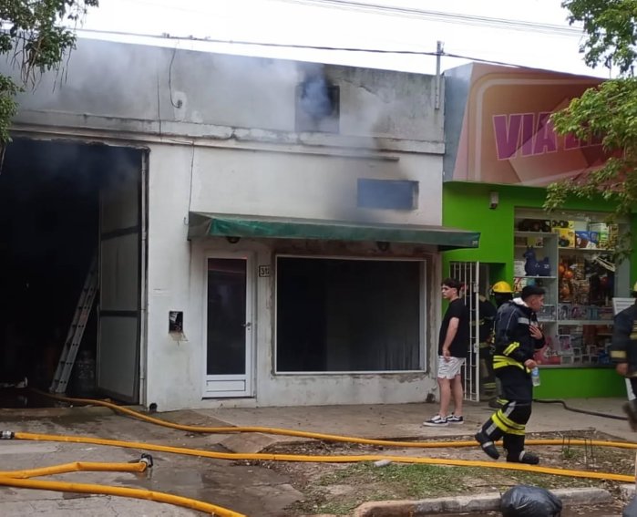Brinkmann: Bomberos intervinieron en un incendio de un galpón y local comercial