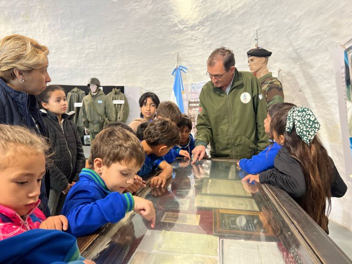 Estudiantes visitan la muestra Malvinas en el Museo Regional Morteros