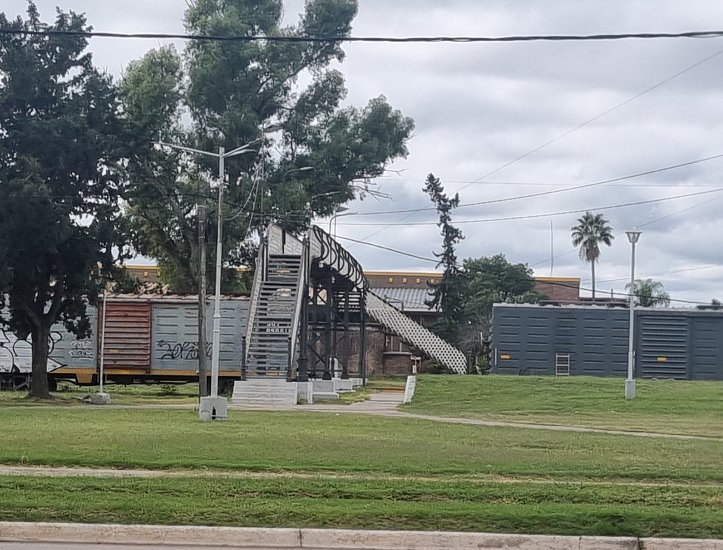 Una menor se arrojó a las vías del tren en Ceres