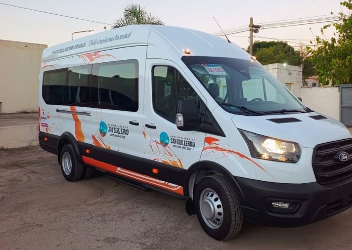 San Guillermo: El municipio presentó un minibus 0 km.