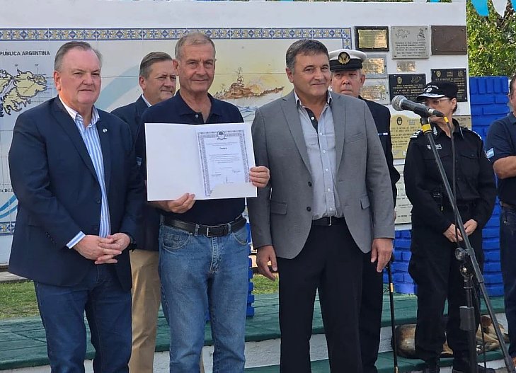 Michlig y González en el acto homenaje a los héroes del ARA Gral. Belgrano
