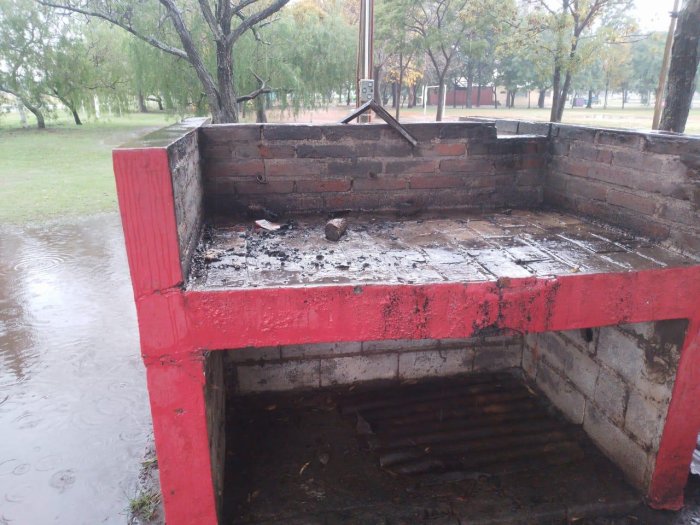 Robaron parrillas en el Parque Municipal de Suardi