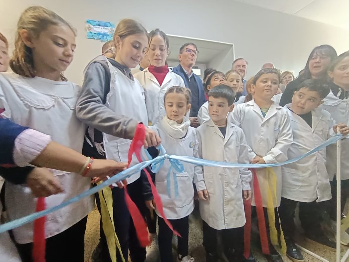 Goity y Michlig inauguraron dos aulas en escuelas de Suardi