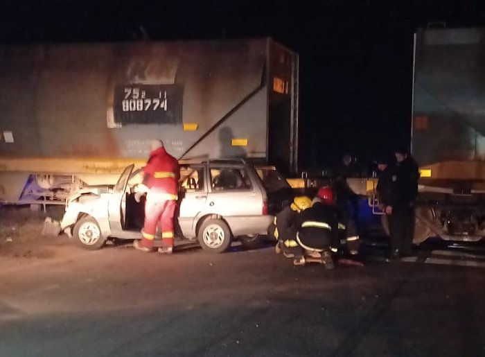 Dos lesionados al chocar un auto y un tren en Arrufó