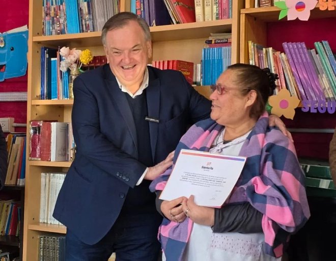 Michlig entregó aportes provinciales FANI para dos escuelas de la ciudad de San Cristóbal