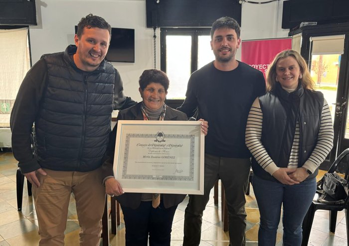 La Cámara de Diputados reconoció a Mirta Gimenez por sus servicios en el sistema de salud de Suardi