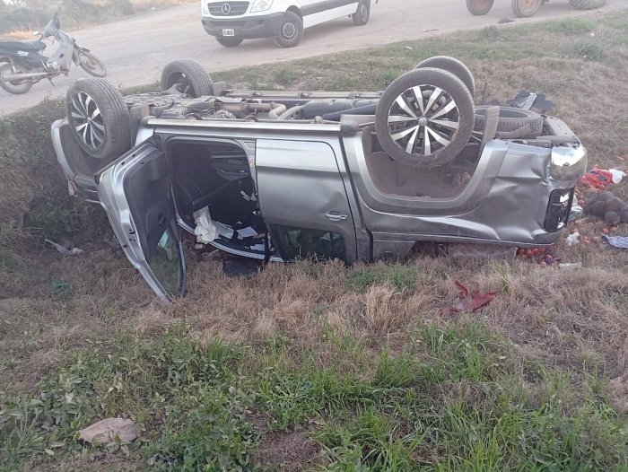 Lesionados al volcar un auto en Curupaity