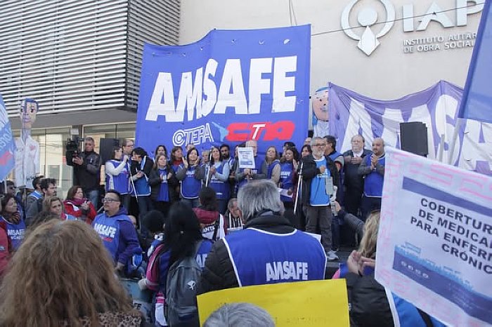 AMSAFE se movilizó pidiendo por mejoras en los servicios del IAPOS