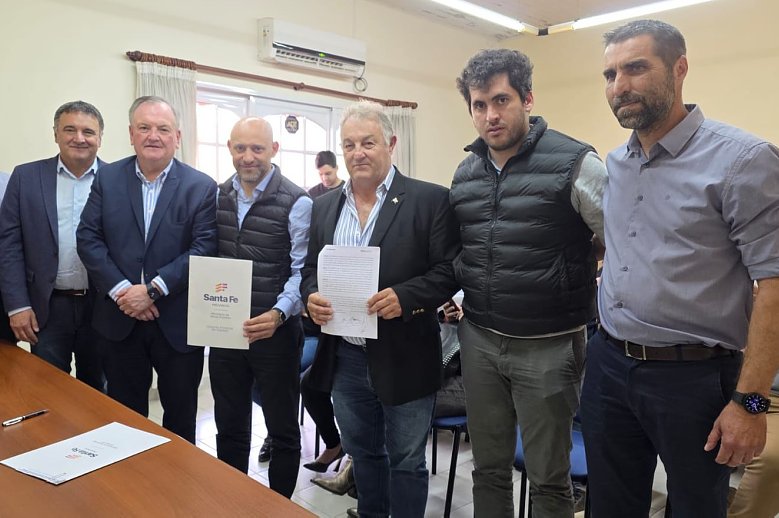 La Provincia entregó más de $900 millones para productores apícolas y caminos rurales