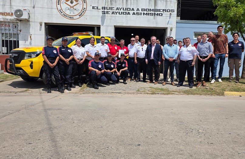 Provincia entregó una nueva camioneta y equipamientos a Bomberos Voluntarios de San Cristóbal