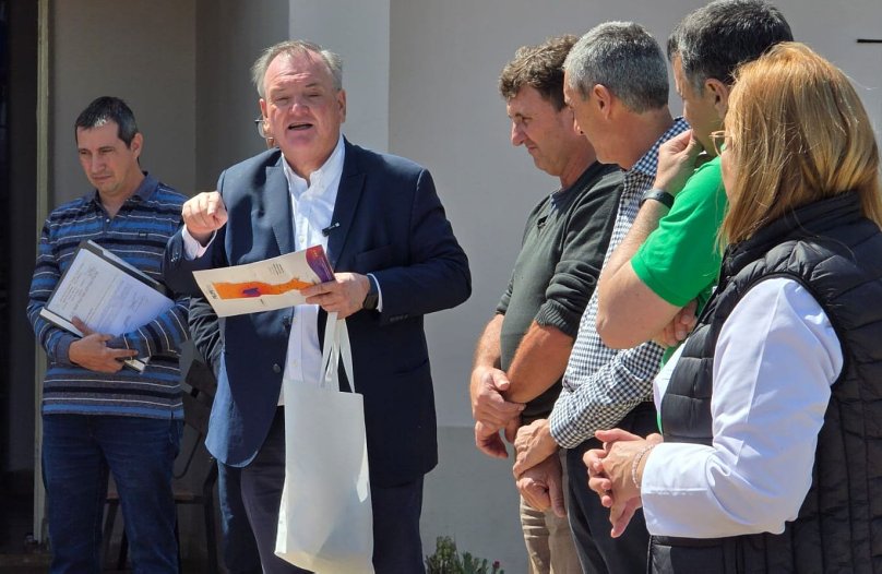 Entrega del tercer FANI durante la gestión Pullaro-Scaglia a la Escuela N° 6121 de Constanza