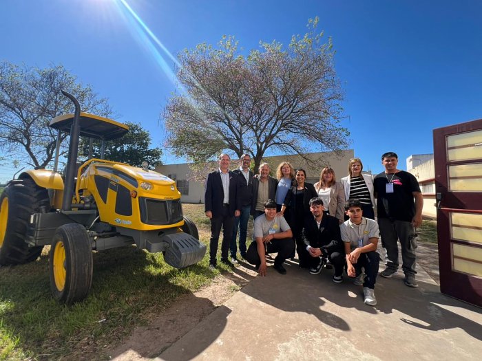 Modelo de Naciones Unidas y entrega de equipamiento a establecimiento educativo de Morteros
