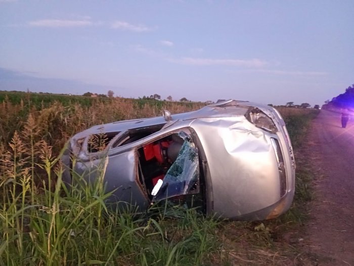 Dos menores lesionadas al volcar un auto en zona rural de Suardi