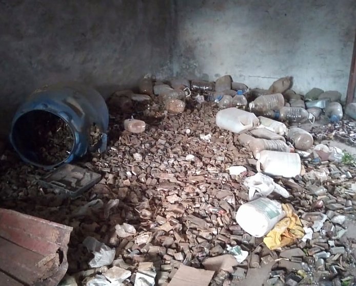 Grave denuncia del PJ de Suardi ante la aparición de miles de pilas en un espacio público