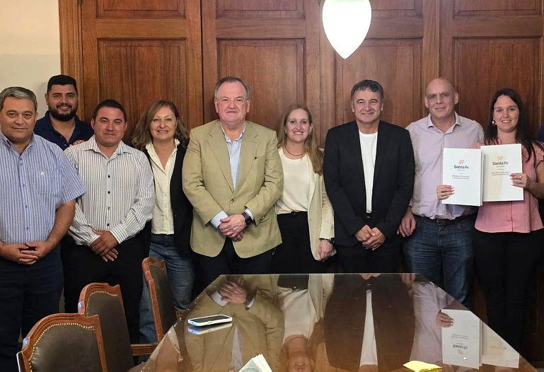 Michlig y Tejeda encabezaron la firma de convenios para cinco localidades del departamento San Cristóbal