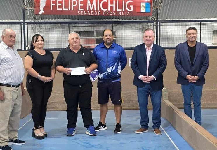 Michlig y González entregaron un aporte al “Colonia Rosa Bochas Club”