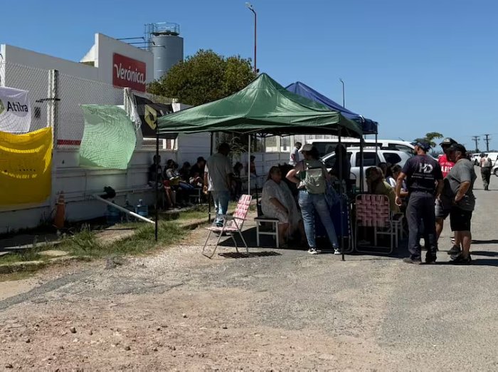 Trabajadores y familiares se movilizaron frente a la planta de Verónica en Clason